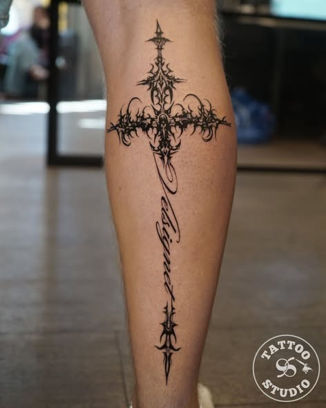 Tattoo Studio 96 viser ornamenteret kors i neotribal stil lavet af Alberte