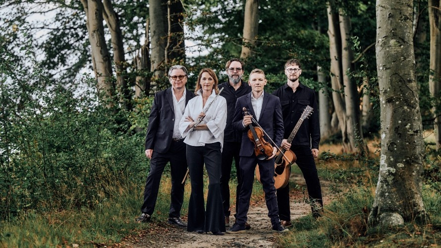 Fem musikere forvandler Vestjyllands folkemusik til levende lydunivers med jazz, klassisk og fortællinger