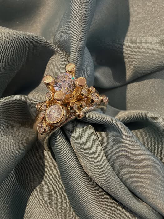 Guldsmed Lütken viser et sæt ringe i eget guld og egne diamanter