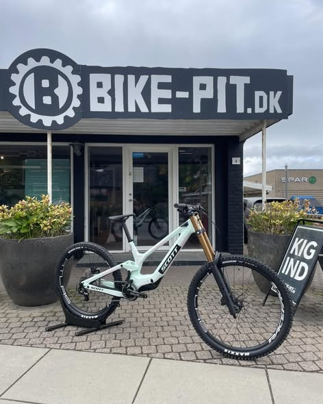 Bike-pit hjælper med downhill-cykler til sommerens ture i bikeparkerne