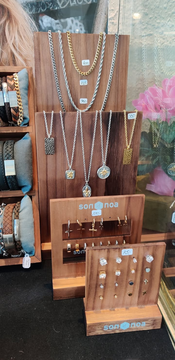 Smykkedesigner Helga Winther præsenterer konfirmationssmykker til ham