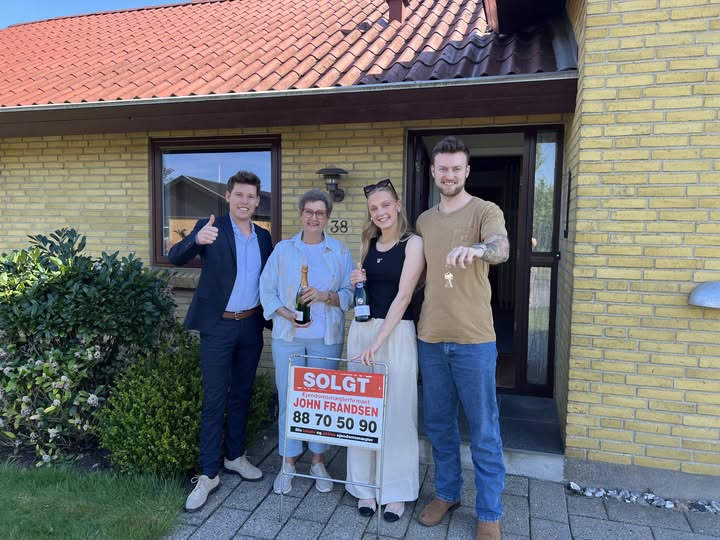 John Frandsen Ikast fejrer succesfulde nøgleoverdragelser 1. maj