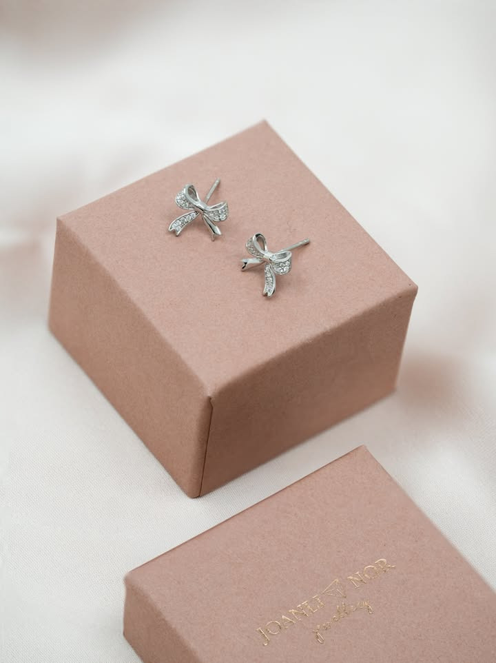 Nyt Syn Brøndum Jeppesen præsenterer feminine sløjfeørestikker fra Joanli Nor i sølv og forgyldt