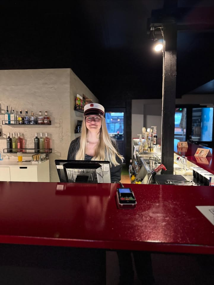 Joys Pub fejrer Lauras flotte eksamen med drinks til 35 kr. hele aftenen