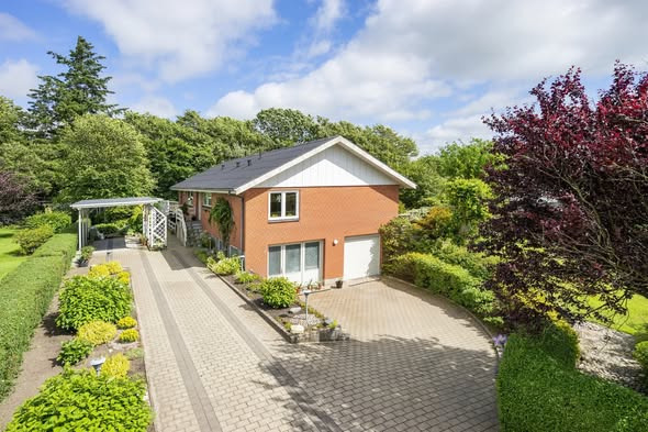 Mæglerhuset Asger Larsen annoncerer prisnedsættelse på familievenlig villa i Overlade