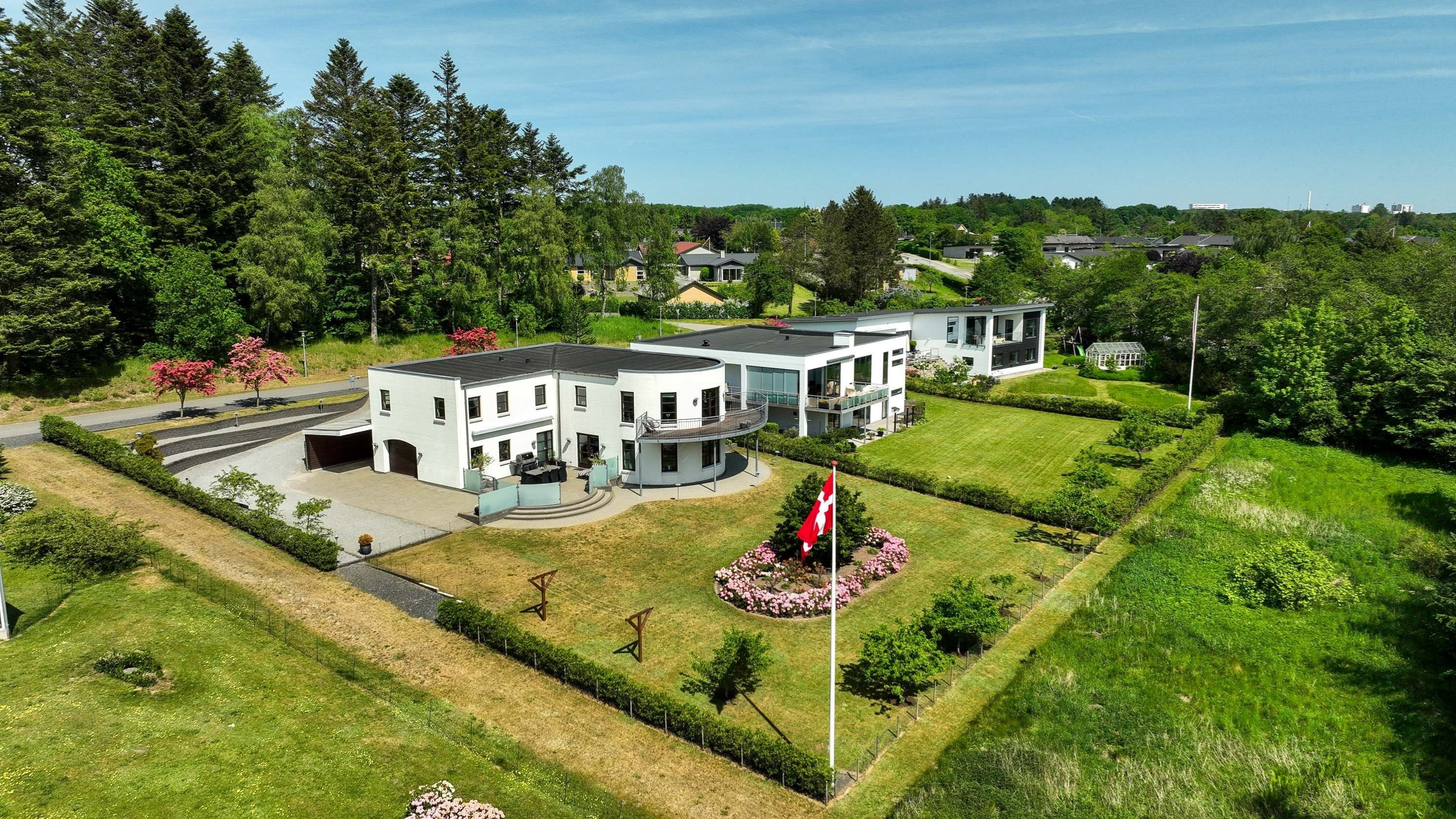 280 m2 boligareal + garage beliggende på 1.500 m2 stor grund med flot udsigt