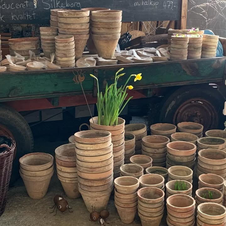 Fru Hansens Butik & Café præsenterer nye retro potter fra @pot_ole