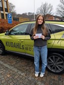 Clara fik kørekortet hos Kudahls Køreskole