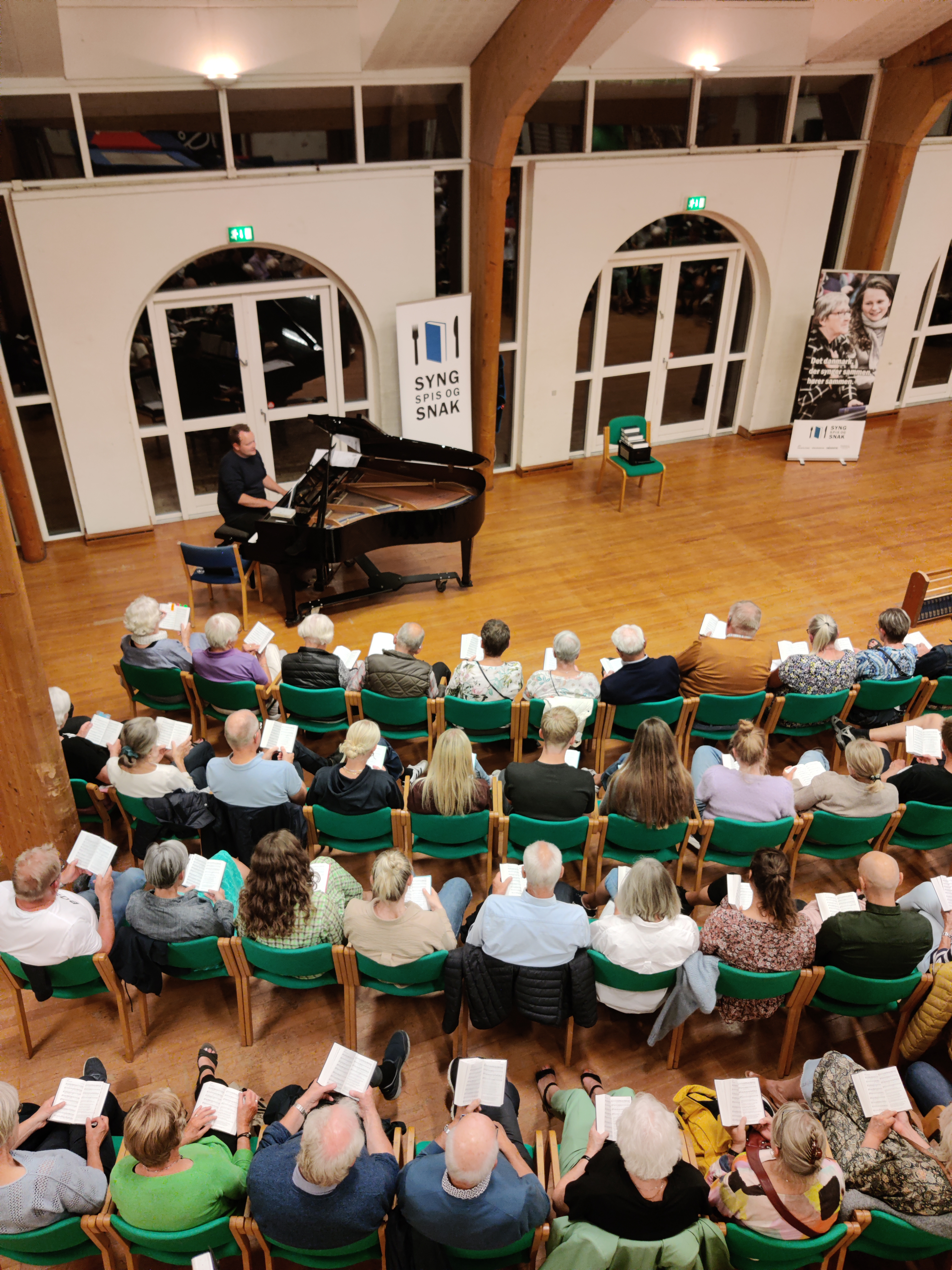 Syng, spis og snak: En hyggelig aften på Viborg Idrætshøjskole