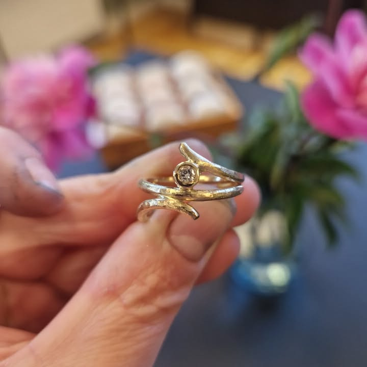 Guldsmed Ø præsenterer nye guldringe med smaragd og diamanter