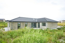 Stor villa med moderne køkken og rummelige værelser i Storvorde - Ejendomsmæglerne Hansen & Thoft