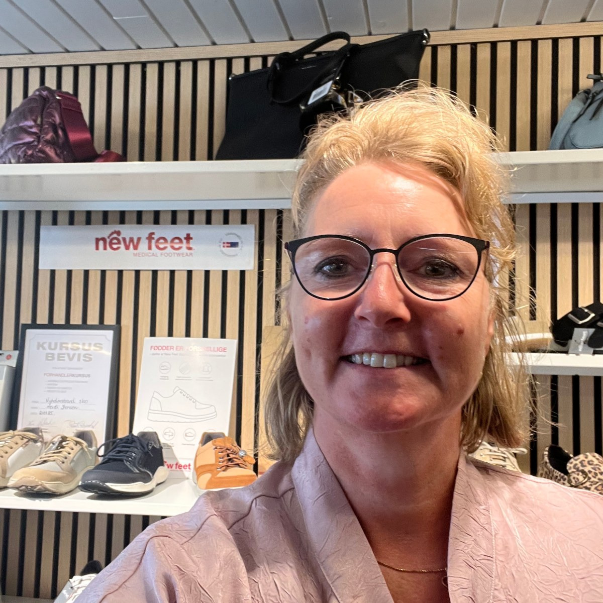 Heidi Jensen hjælper kunder med problemfødder hos Nyholmstrand Sko