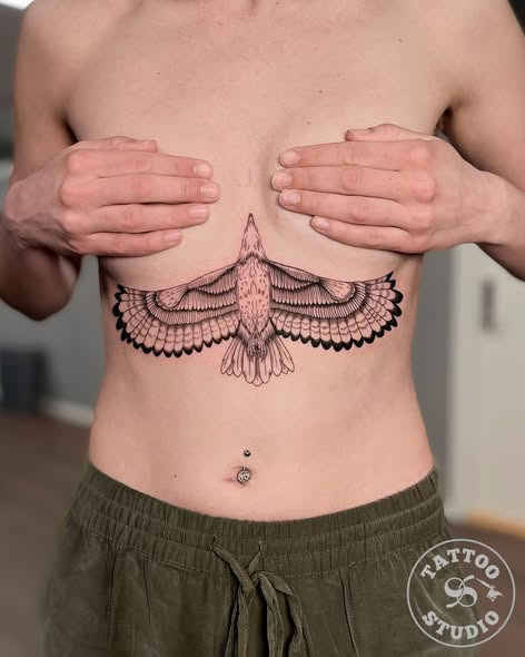 Tattoo Studio 96 fremhæver Alexys imponerende fjerdesign i Black & Grey