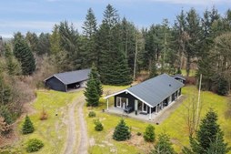 Perfekt tilflugtssted ved Gudenåen præsenteres af Lokalbolig Silkeborg - Mathias Bach & Co