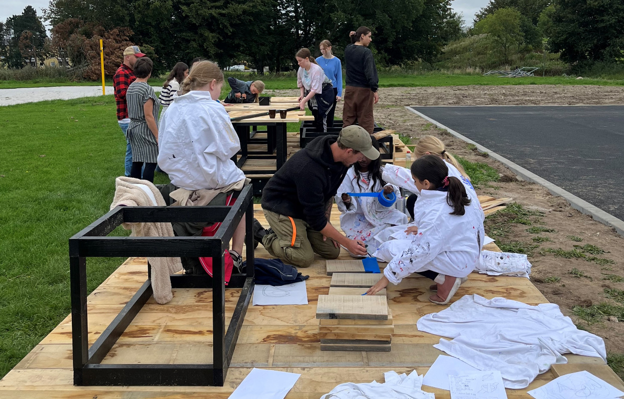 Elever bygger opholdsmøbler i Nørrevangsparken