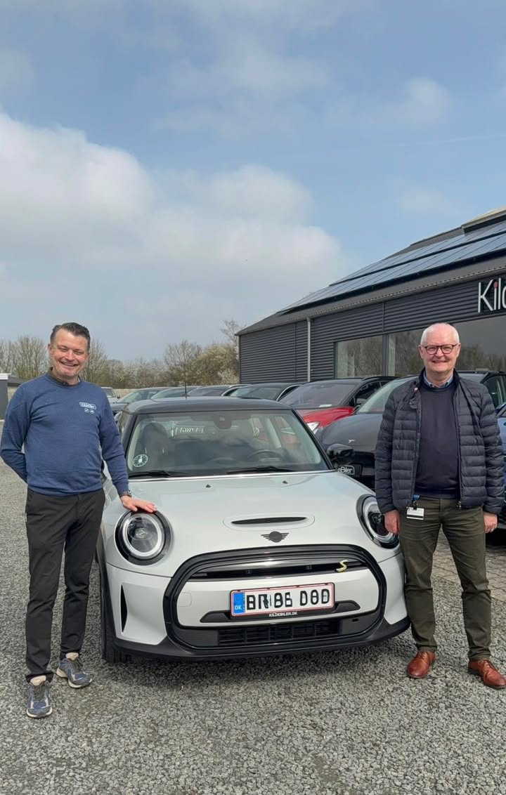 Kilde Biler sætter pris på kunderne i forårssolen