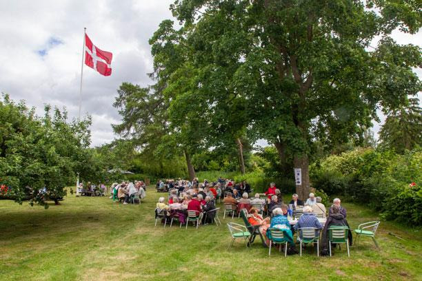 Sommeraktiviteter og socialt samvær fylder Seniorhuset Korsagergård med glæde