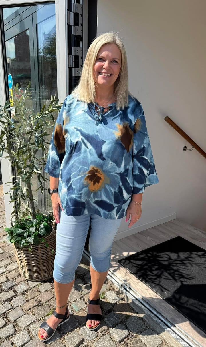 Only Curves præsenterer ny bluse i blå nuancer og capri jeans til lav pris