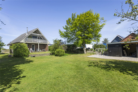 Nybolig Sæby: Charmerende ejendom med fem værelser på en dejlig solrig grund