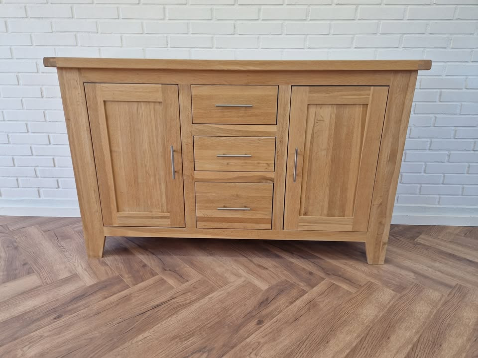 HOVELIND MØBLER sælger brugt Provence skænk i massivt egetræ