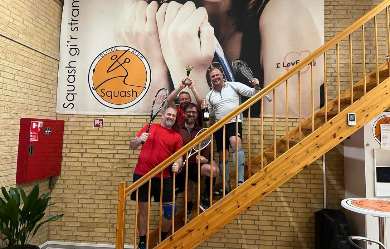 Kolding KFUMs Squash-herrer vinder 4. division og rykker dermed op i 3. division