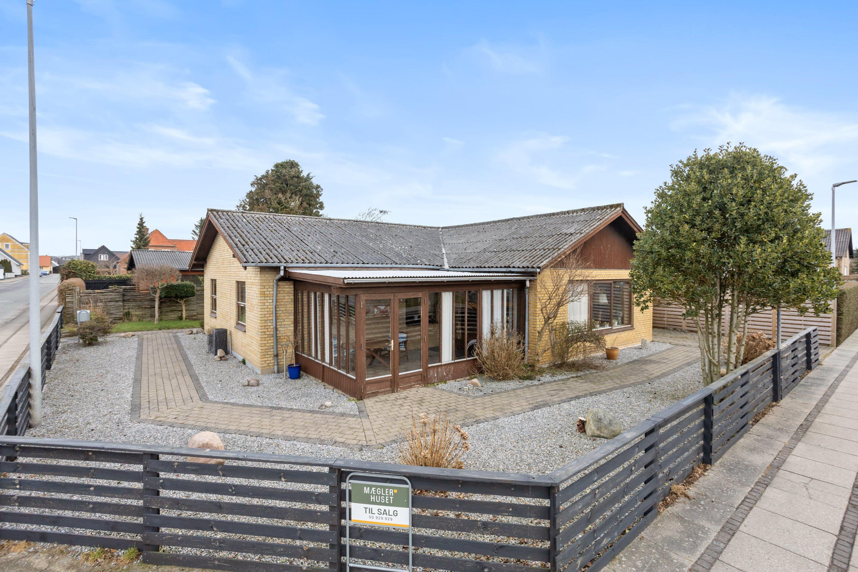 Velbeliggende etplansvilla med masser af potentiale