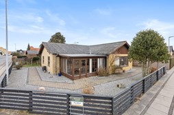 Velbeliggende etplansvilla med masser af potentiale