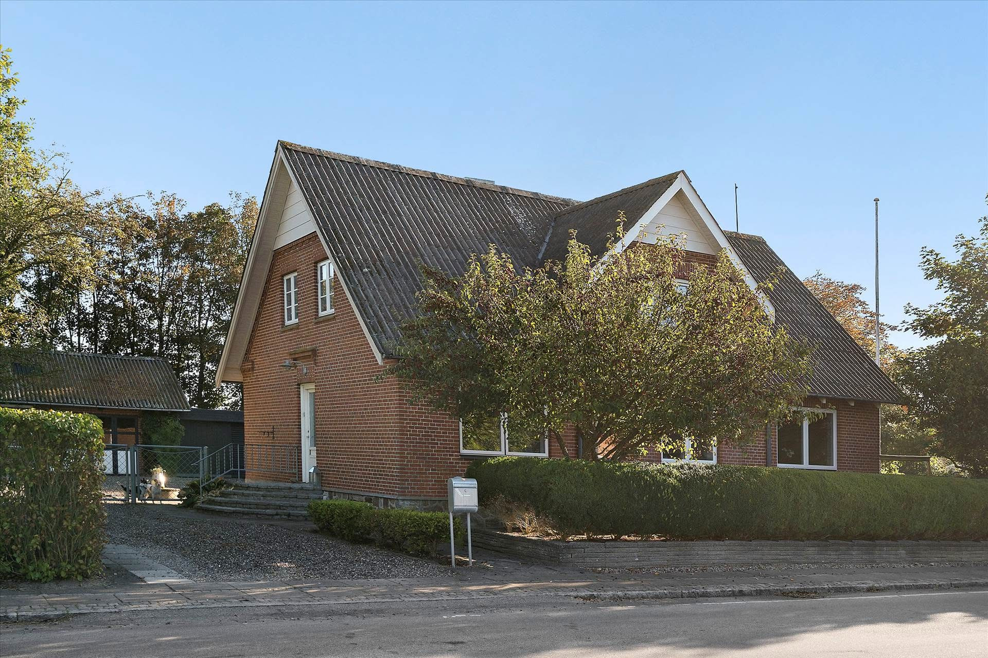 EDC Ejendomsgruppen Struer præsenterer villa på Langhøjvej med moderne opholdsstue og stor have