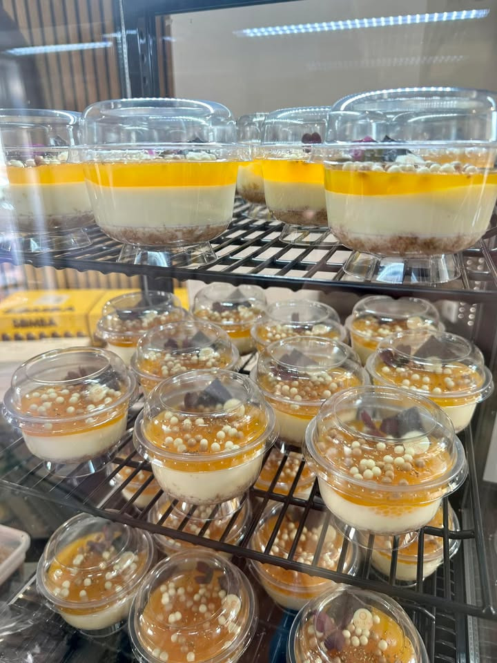 Bruuns Chokolade præsenterer ugens dessert med hvid chokolade mousse og passionsfrugt gelé