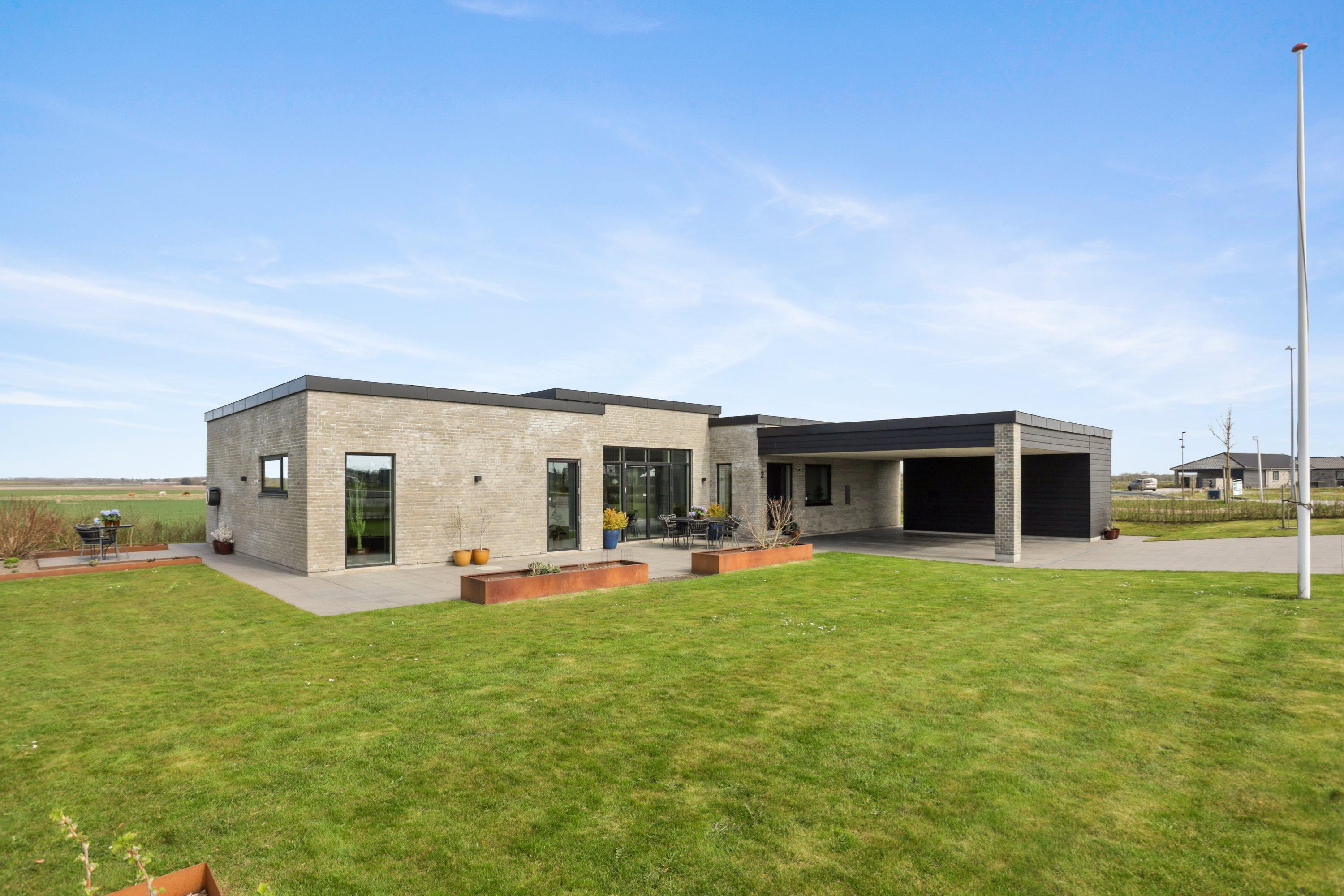 Moderne og velindrettet familievilla med udsigt til åbne marker i Aabybro