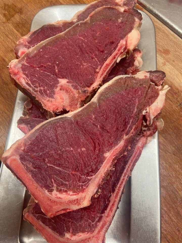 Elling Slagterforretning v/Louise le Fevre Sjøberg Karlsen tilbyder mørebøffer og ungkvægskoteletter til valentinsdag