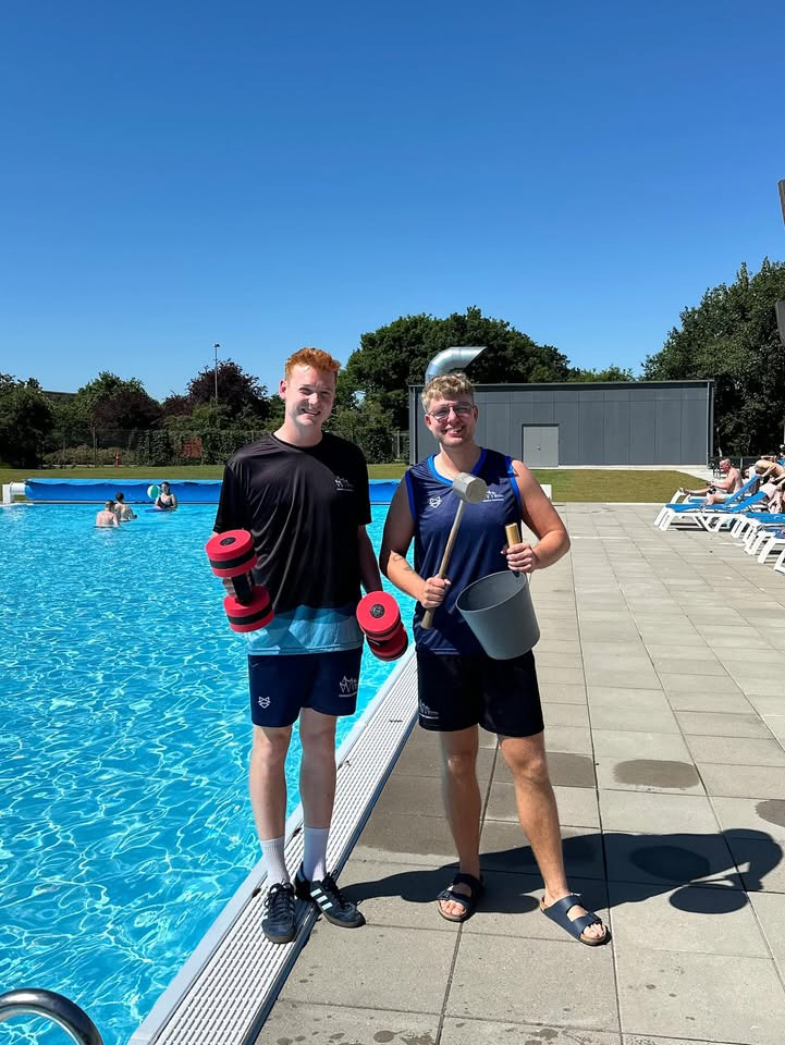 Herning Svømmehal præsenterer nye instruktør- og gustrøjer til sommer