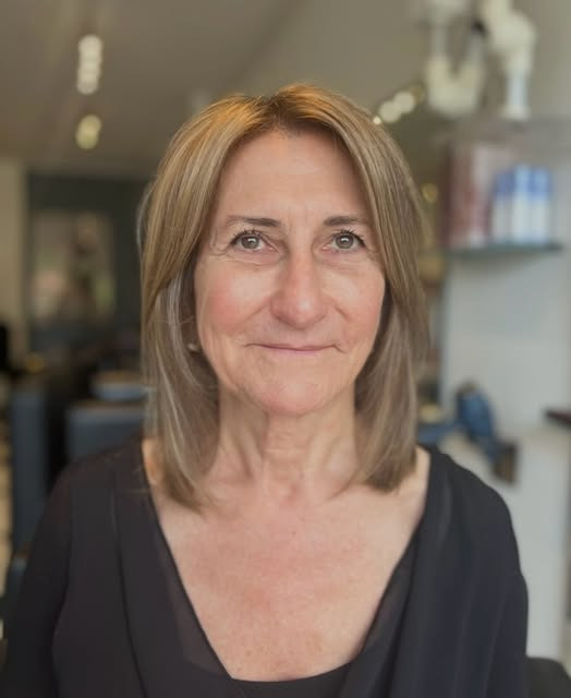 Chlou  viser Astas nye hårfarve lavet af Christina