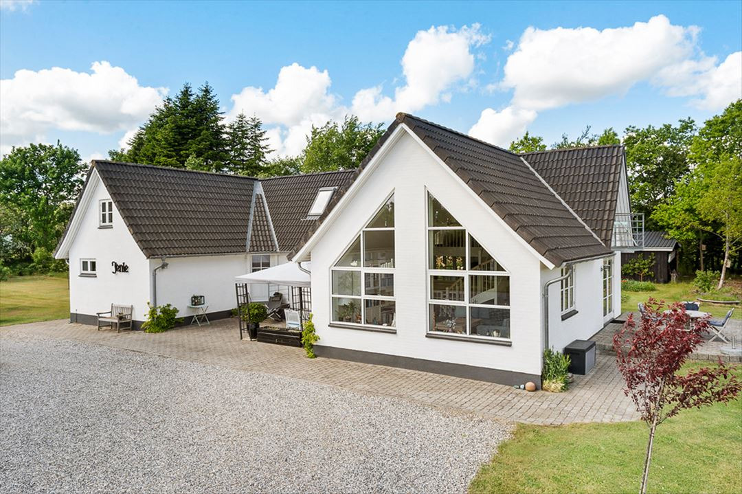 "Jenle" – Fredfyldt ejendom i Svostrup med grund direkte til Gudenåen