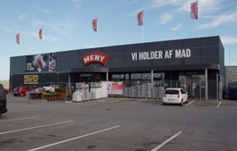 Djenad er en købmand, der gerne går på “gulvet"