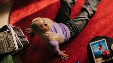 Ella Augusta indtager Vejle med sin debut-EP 'Sytten'