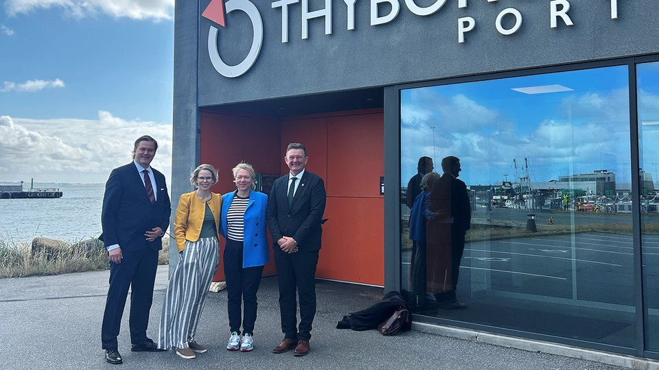 Ministerbesøg på Thyborøn Havn satte fokus på forsvar, beredskab og lokale vækstmuligheder