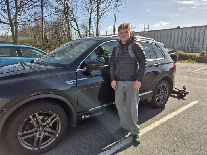 R2 Drive fejrer Tinos succesfulde køreprøve i første forsøg