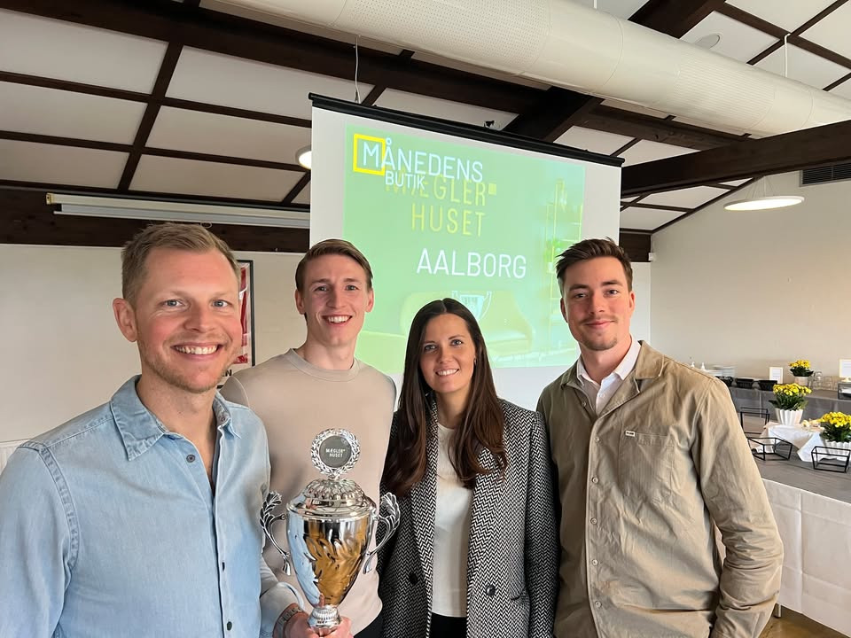 Mæglerhuset Aalborg fejrer succes med titlen som månedens butik