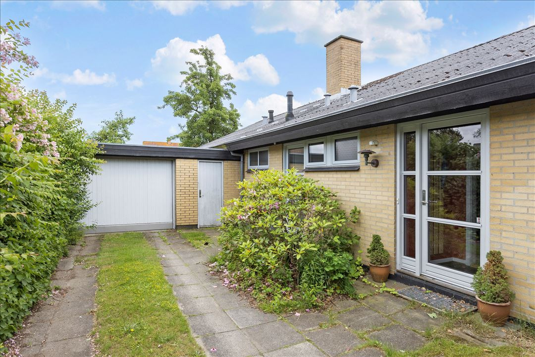 Rummelig villa beliggende centralt og i fredeligt kvarter. - Husk vi fremviser alle ugens dage; efter aftale