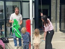 Baunegården fejrer Grønne Spirer-titel med festlig flaghejsning