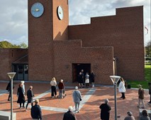 Sutter og salmesang: En sanselig oplevelse for de mindste i Skovlunde Kirke