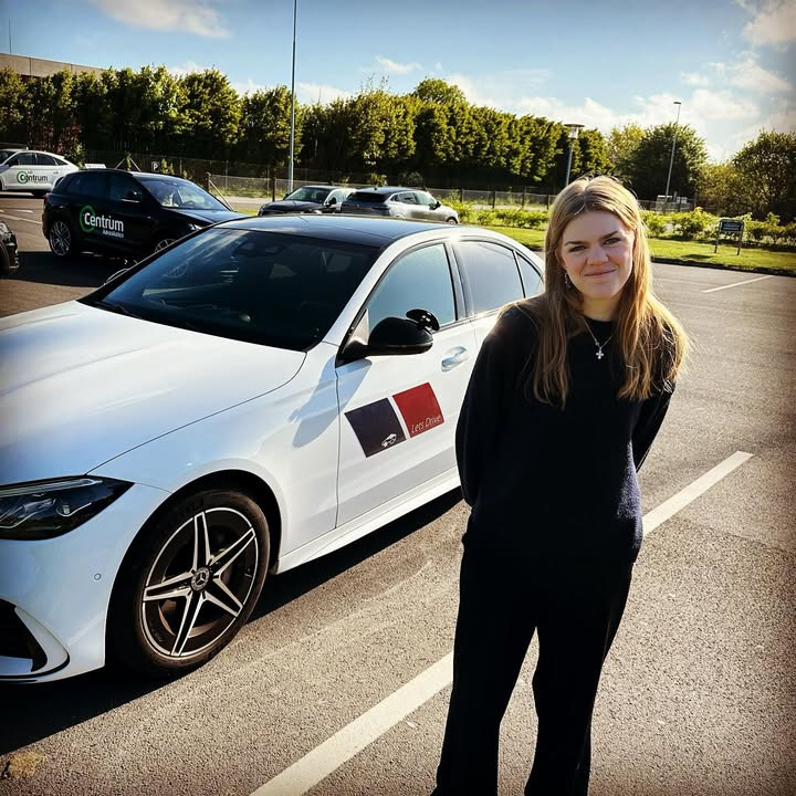 Lets Drive fejrer Liljas succes med kørekortet i Hedensted