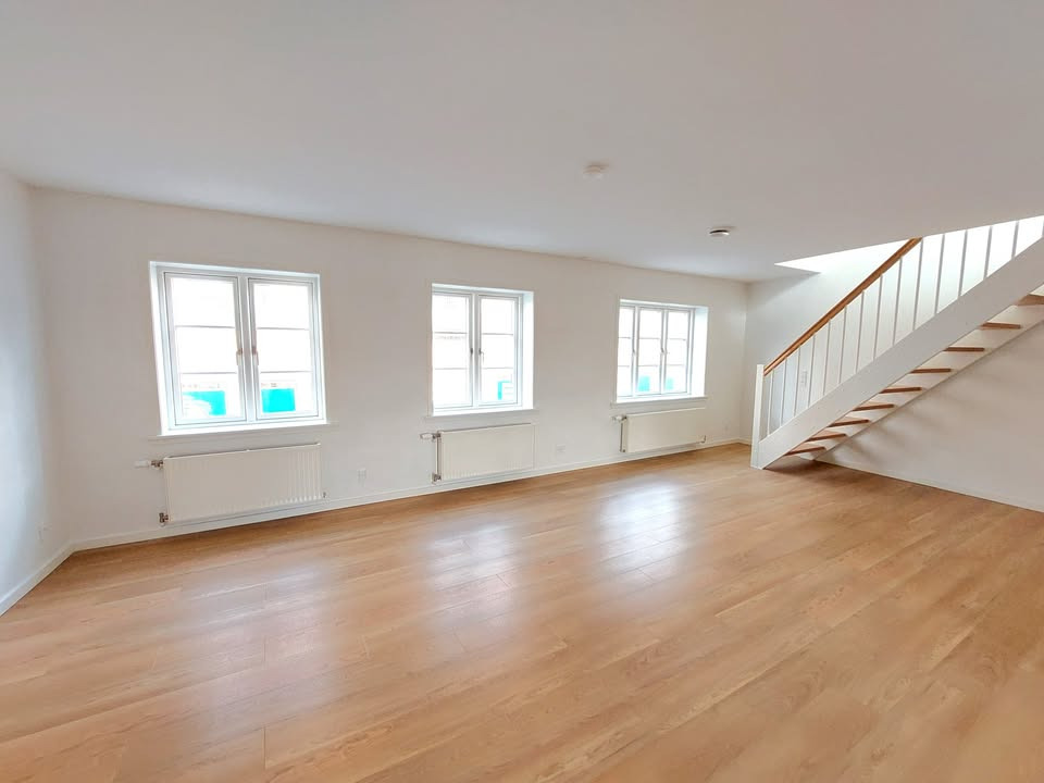 RandersBolig tilbyder stor 2-etagers lejlighed til leje i hjertet af Randers