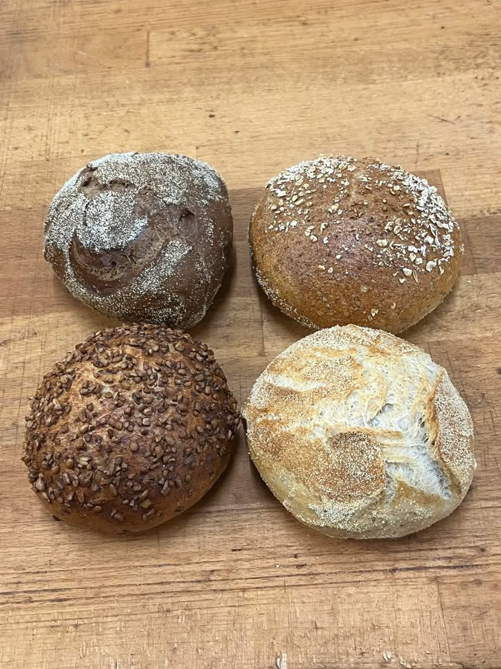 Aaby-bageren fremhæver dagens surdejs stykker til 10 kr. stk.