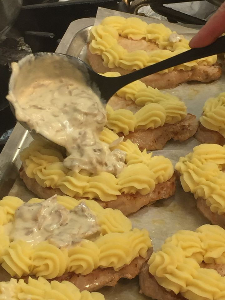 Helles Køkken ApS tilbyder stor kotelet-menu for kun 100 kr. fredag den 8. november