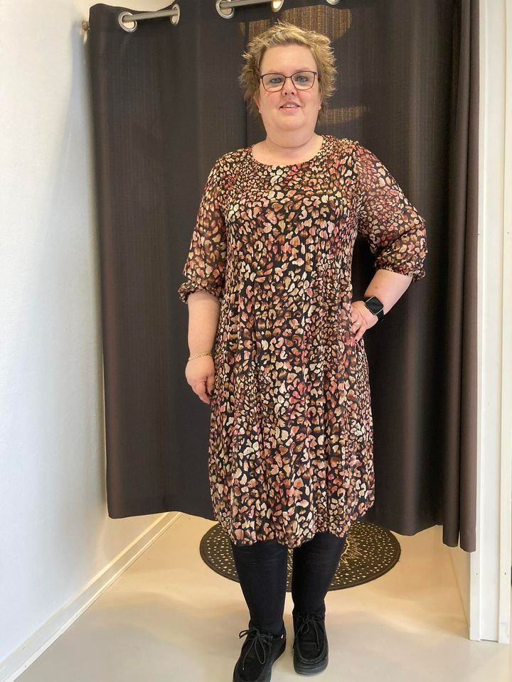 Garderoben præsenterer flot plissé-kjole fra 2Biz