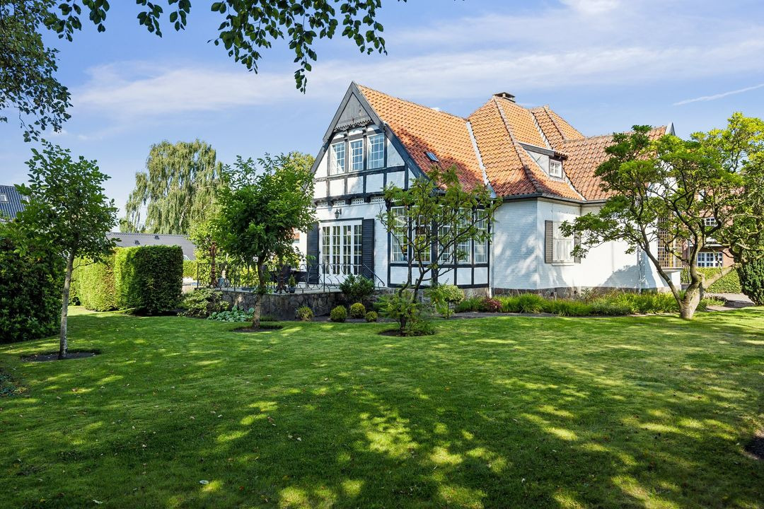 Ejendomsmæglerne Hansen & Thoft: Herskabsvilla i Hasseris med elegance og moderne komfort