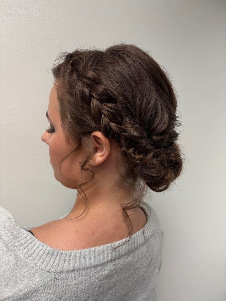 Stephanie klar til fest- og bryllupsmakeup hos Obitsø Frisørsalon