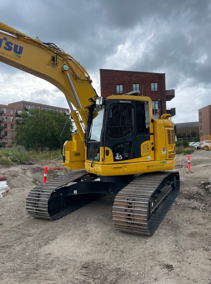 SCANTRUCK A/S leverer ny Komatsu PC228-11EO til Møllerløkkegården A/S